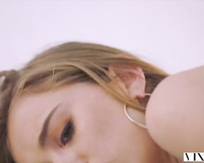 Худышка приехала к парню, чтобы получить от него жесткий трах в волосатую пизду