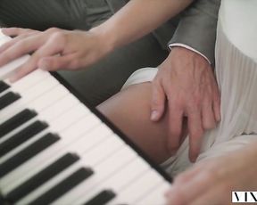 Возбужденная блондинка соблазнила делового партнера отца и трахнулась с ним в спальне