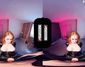 Рыжая телка в латексе трахается верхом на члене, сев на шпагат