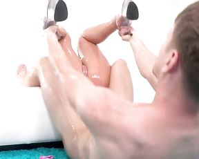 Плотно выебал в анал грудастую блондинку и обкончал ее изможденное лицо