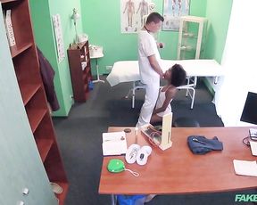 Доктор устроил негритянке дикий секс на приеме в больнице