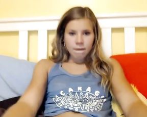 Молодая студентка показывает в камеру дырочки и ебется с бойфрендом