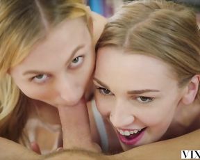 Две сексуальные блондинки насаживают киски на член опытного мужика