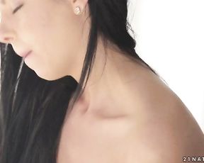 Носатая брюнетка чувственно трахается в бритую письку с парнем ранним утром